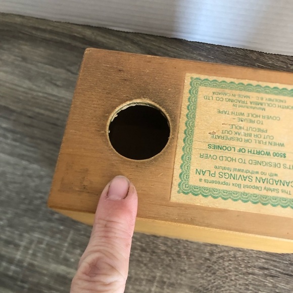 Vtg Wooden Canadian Loonie Coin Bank - Picture 13 of 14